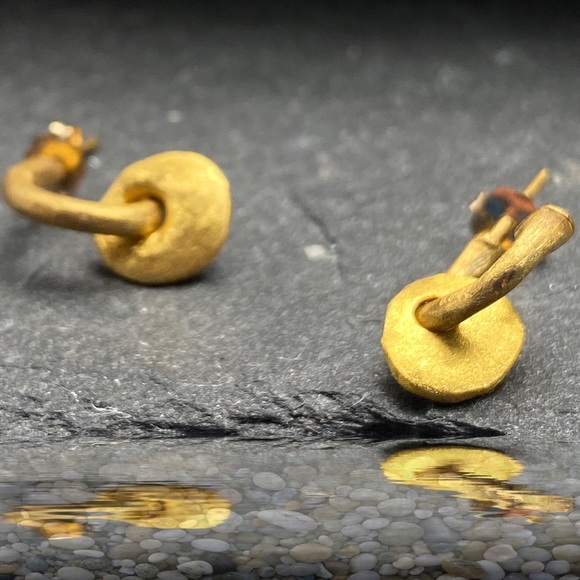 Matana organic formed gold circle earrings - Picture 2 of 5
